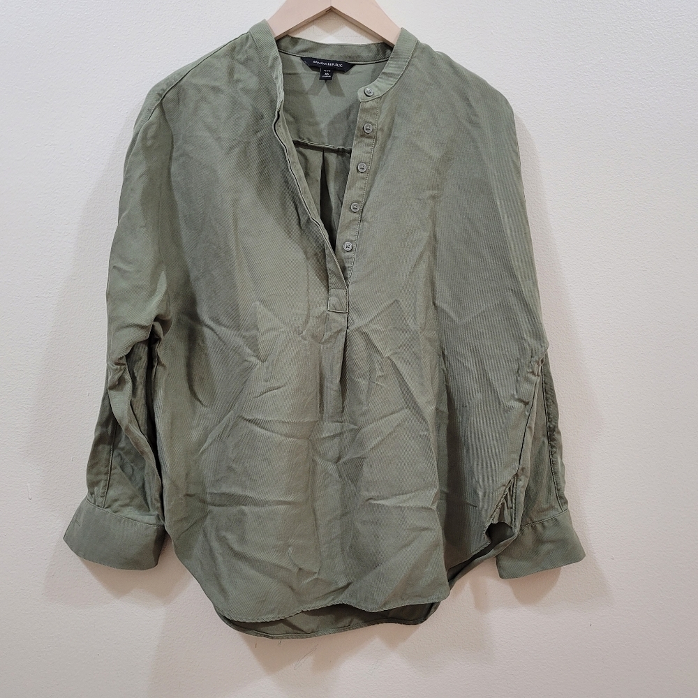 Banana Republic Half button down Blouse